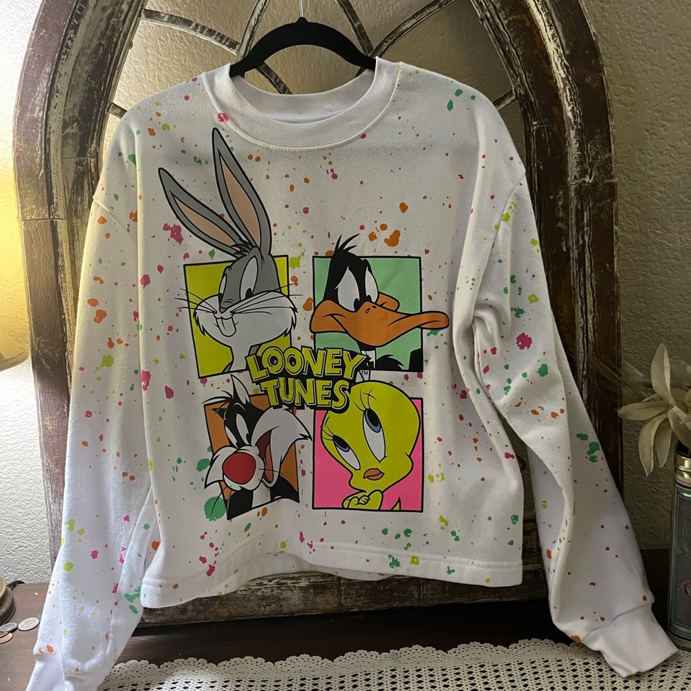 Looney Tunes Characters Size Large White with Color specks Sweat